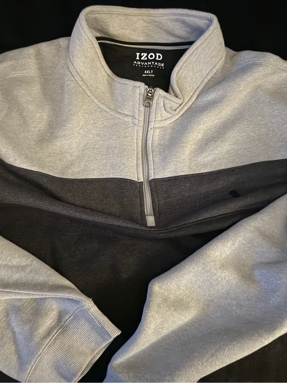 Izod Men’s Light Gray and Black Colorblock Quarter-Zip Pullover